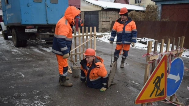 В Барнауле жителям нескольких улиц отключили воду за долги.