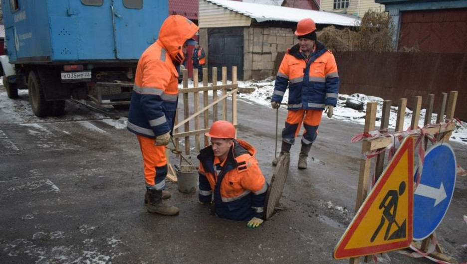 В Барнауле жителям нескольких улиц отключили воду за долги.
