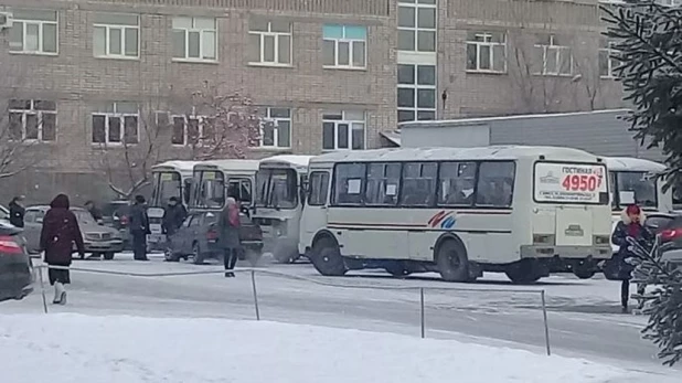 В Бийске протестующие водители выставили автобусы у городской администрации.