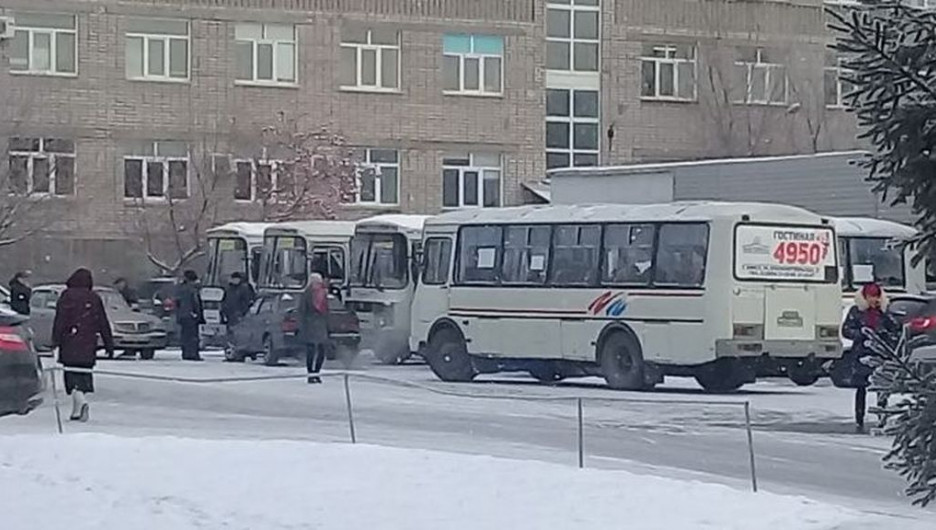 В Бийске протестующие водители выставили автобусы у городской администрации.