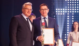 Генеральный директор завода Алексей Рыбников получил диплом на городском празднике труда во Дворце культуры Барнаула.