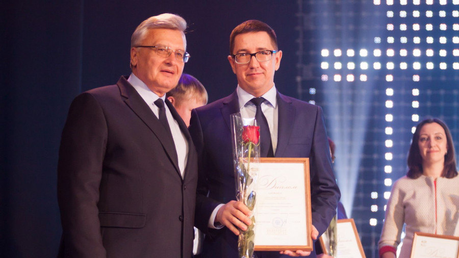 Генеральный директор завода Алексей Рыбников получил диплом на городском празднике труда во Дворце культуры Барнаула.