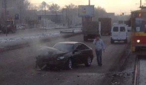 В Барнауле легковушка влетела в трамвай.