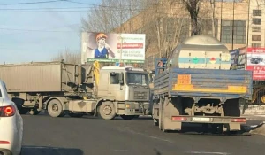 Очевидцы: в Барнауле образовалась пробка из-за фуры, заглохшей на дороге.