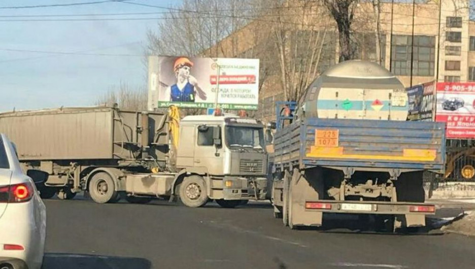 Очевидцы: в Барнауле образовалась пробка из-за фуры, заглохшей на дороге.