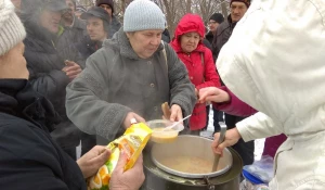 В Барнауле начали бесплатно раздавать горячие обеды малоимущим.