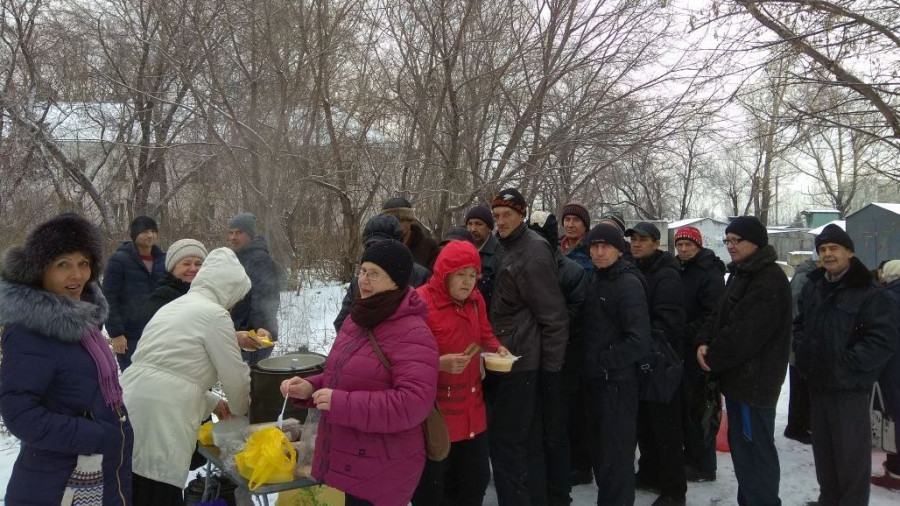 В Барнауле начали бесплатно раздавать горячие обеды малоимущим.