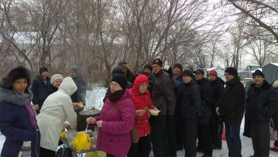 В Барнауле начали бесплатно раздавать горячие обеды малоимущим.