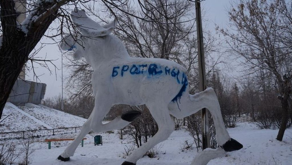 В Славгороде неизвестные надругались над скульптурой лося.