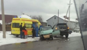 В Бийске при жестком столкновение внедорожника и "Оки" пострадали три человека