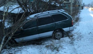 В Бийске иномарка столкнулась с ВАЗом и на скорости влетела в забор частного дома.