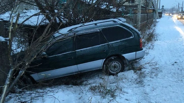 В Бийске иномарка столкнулась с ВАЗом и на скорости влетела в забор частного дома.