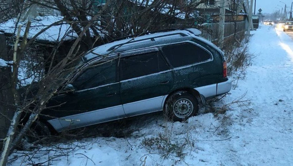 В Бийске иномарка столкнулась с ВАЗом и на скорости влетела в забор частного дома.