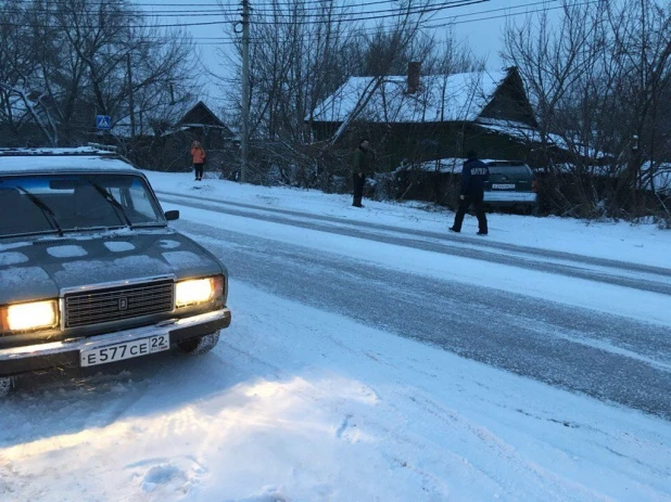 В Бийске иномарка столкнулась с ВАЗом и на скорости влетела в забор частного дома.