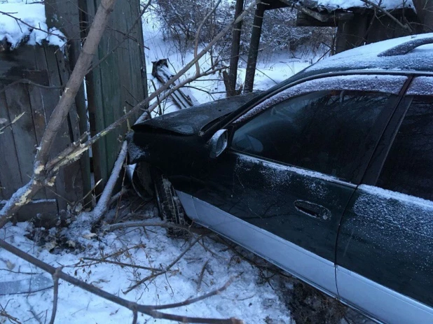 В Бийске иномарка столкнулась с ВАЗом и на скорости влетела в забор частного дома.