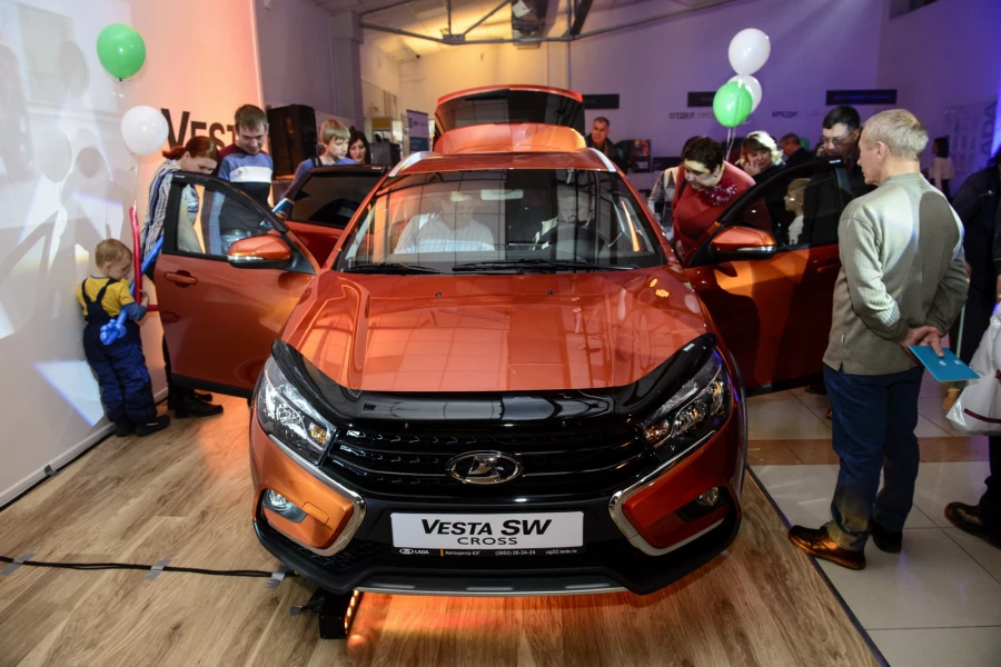 "Автоцентре ЮГ" барнаульцам презентовали новый автомобиль–гордость "АВТОВАЗа".