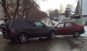 В Барнауле столкнувшиеся автомобили перекрыли проезжую часть.