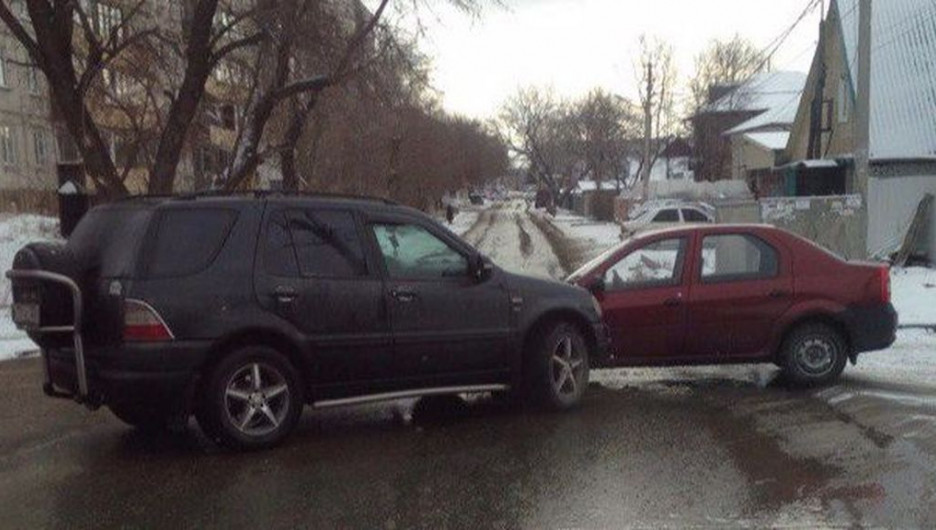 В Барнауле столкнувшиеся автомобили перекрыли проезжую часть.