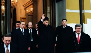 Ельцин покидает Кремль после заявления об отставке.