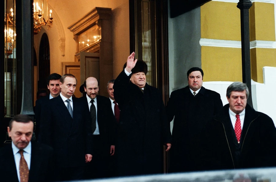 Ельцин покидает Кремль после заявления об отставке.