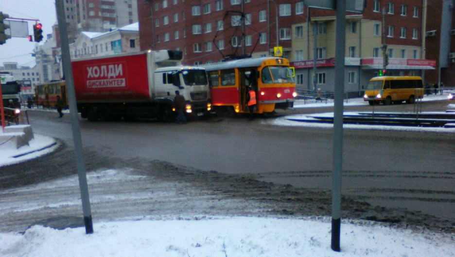 В Барнауле грузовик "Холди дискаунтера" врезался в трамвай. 21 ноября 2017 года.