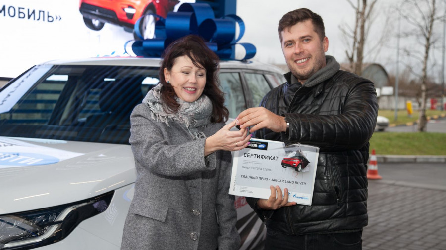 Уникальный внедорожник Land Rover выиграла бухгалтер Елена Пидопригора из Петербурга. 