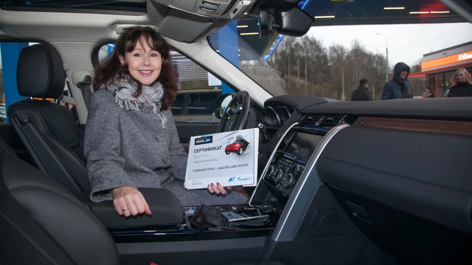 Елена Пидопригора, счастливая обладательница уникального внедорожника Land Rover.