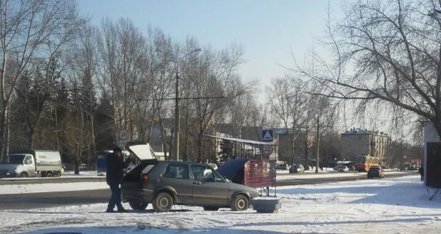 В Барнауле сравняли с землей киоск, построенный незаконно.