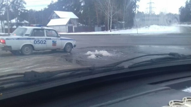 В Барнауле прорвало колодец.