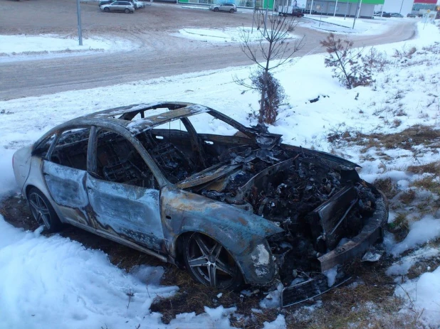 В Барнауле дотла сгорел автомобиль Audi A6