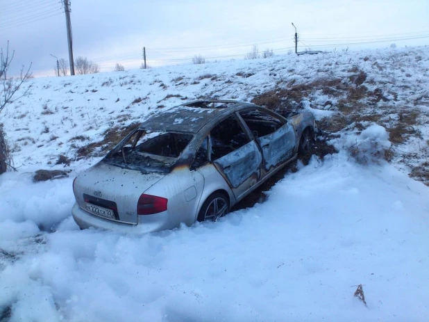 В Барнауле дотла сгорел автомобиль Audi A6