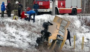 В Алтайском крае после жесткого столкновения перевернулся микроавтобус с пассажирами.