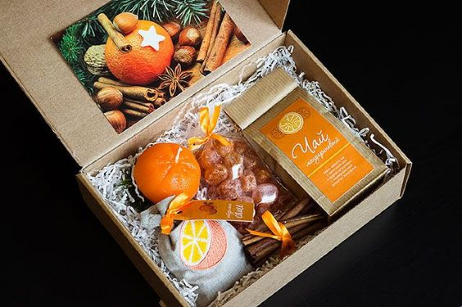 Новый год подарки мандарины. Подарочный новогодний набор.. Подарочная коробка с мандаринами. Подарочные наборы с мандаринами. Новогодний набор с мандарином.