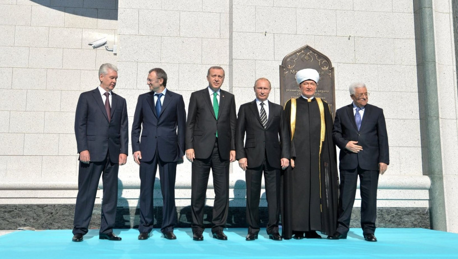 Сулейман Керимов (второй слева) на открытии Московской соборной мечети.