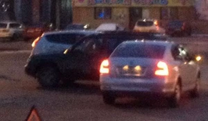 В Барнауле образовалась пробка из-за столкновения иномарок.