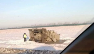 На трассе в Алтайском крае перевернулась бетономешалка.