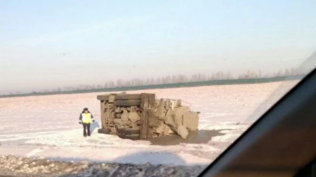 На трассе в Алтайском крае перевернулась бетономешалка.