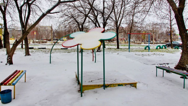 Детская площадка зимой.