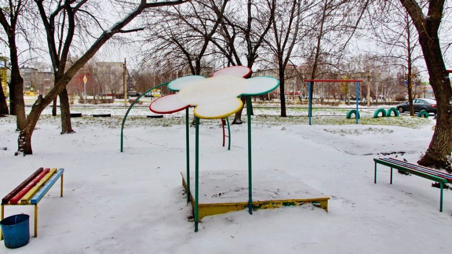 Детская площадка зимой.