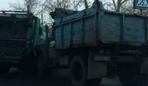 В Барнауле столкнулись мусоровоз и грузовик.