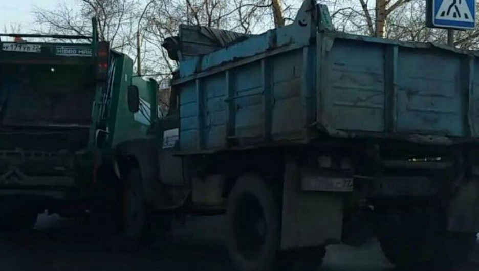 В Барнауле столкнулись мусоровоз и грузовик.