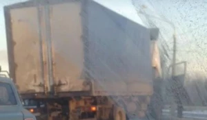 В Барнауле образовалась пробка из-за грузовика, который сломался посреди дороги.