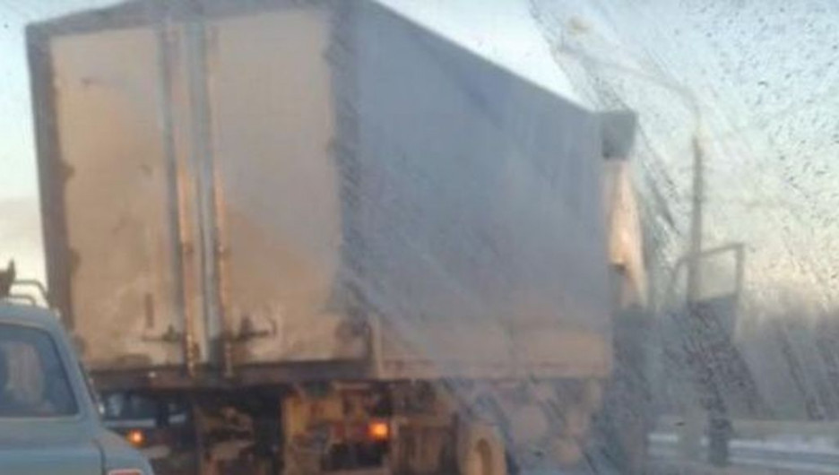 В Барнауле образовалась пробка из-за грузовика, который сломался посреди дороги.