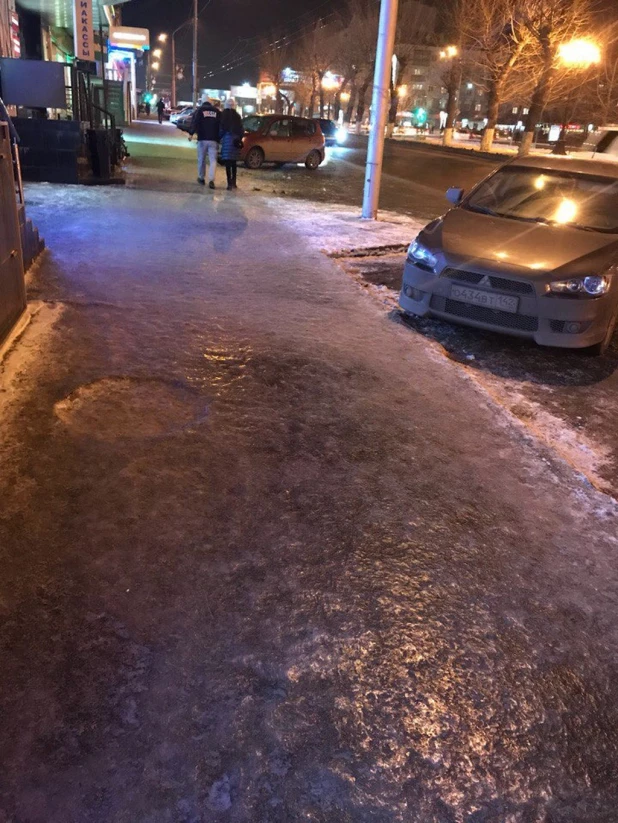 Жители Барнаула жалуются на сильный гололед в центре города.