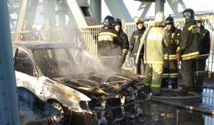 В Барнауле на Старом мосту иномарка вспыхнула во время движения.