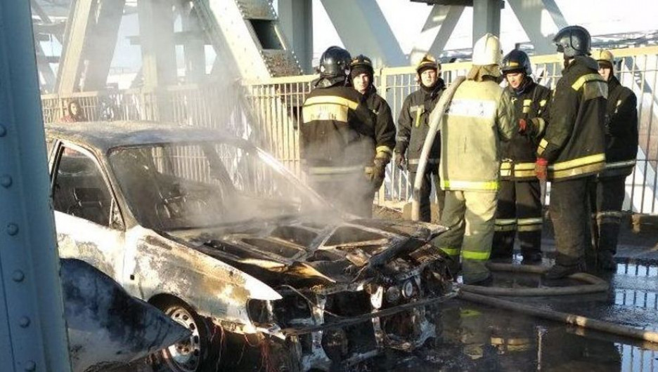 В Барнауле на Старом мосту иномарка вспыхнула во время движения.