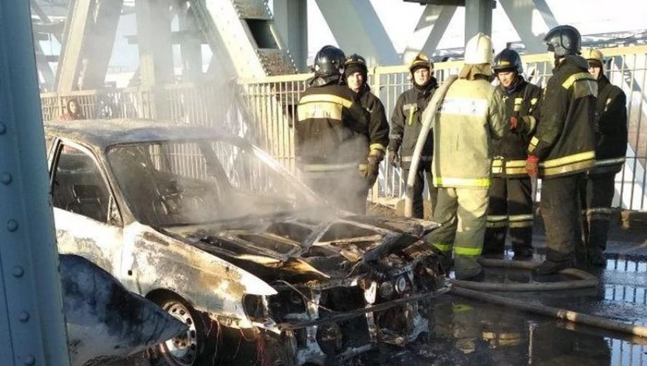 В Барнауле на Старом мосту иномарка вспыхнула во время движения.