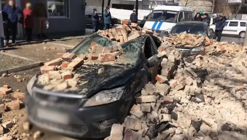 Стена дома в Курске рухнула на машины