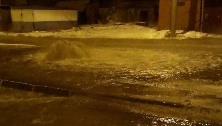 В Барнауле из-за прорыва водопровода затопило улицу.