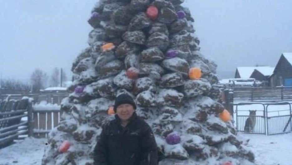 Анатолий Филиппов из Якутии изваял фигуру елки к Новому году-2018. 